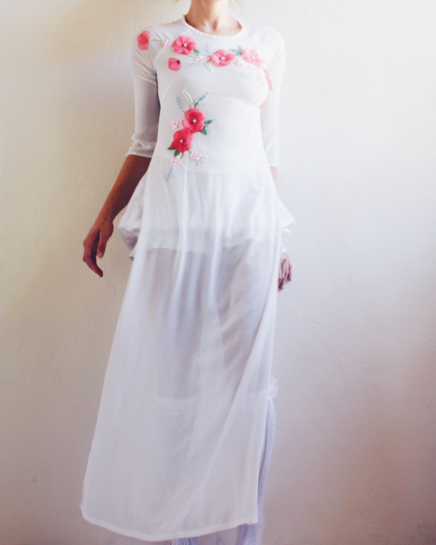 White Floral Appliqué Áo Dài Top – Spring Layering Tunic with Pink Blossoms