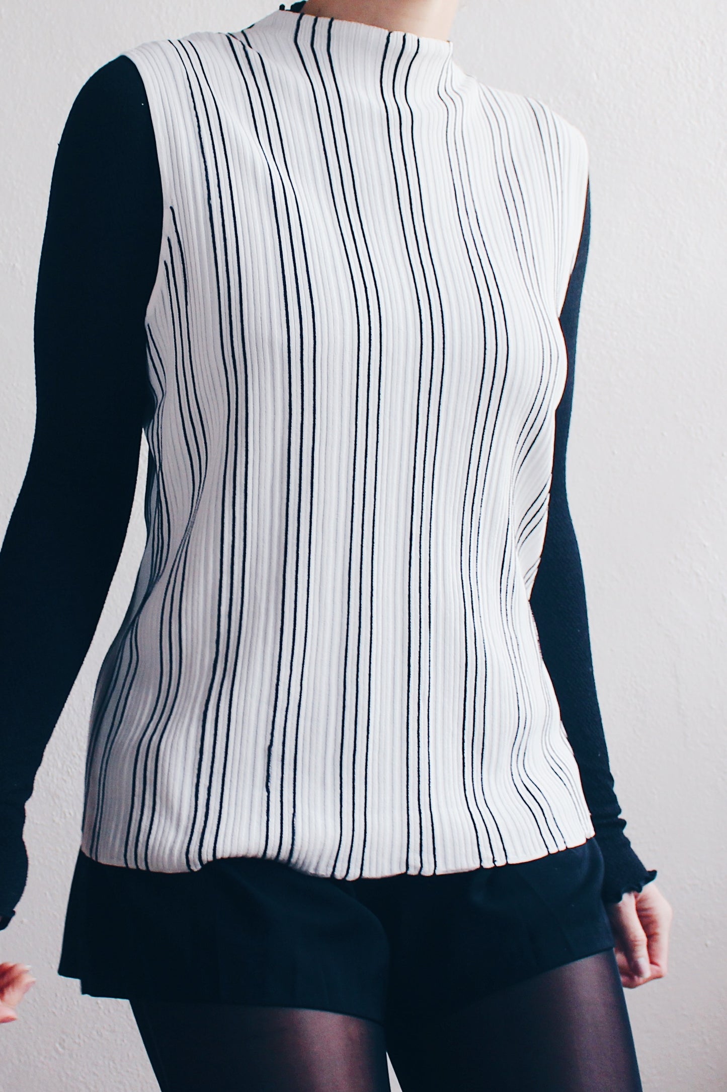 Mockneck Academic: Chic striped Sleeveless knit Top - Corporate 90s Minimalism