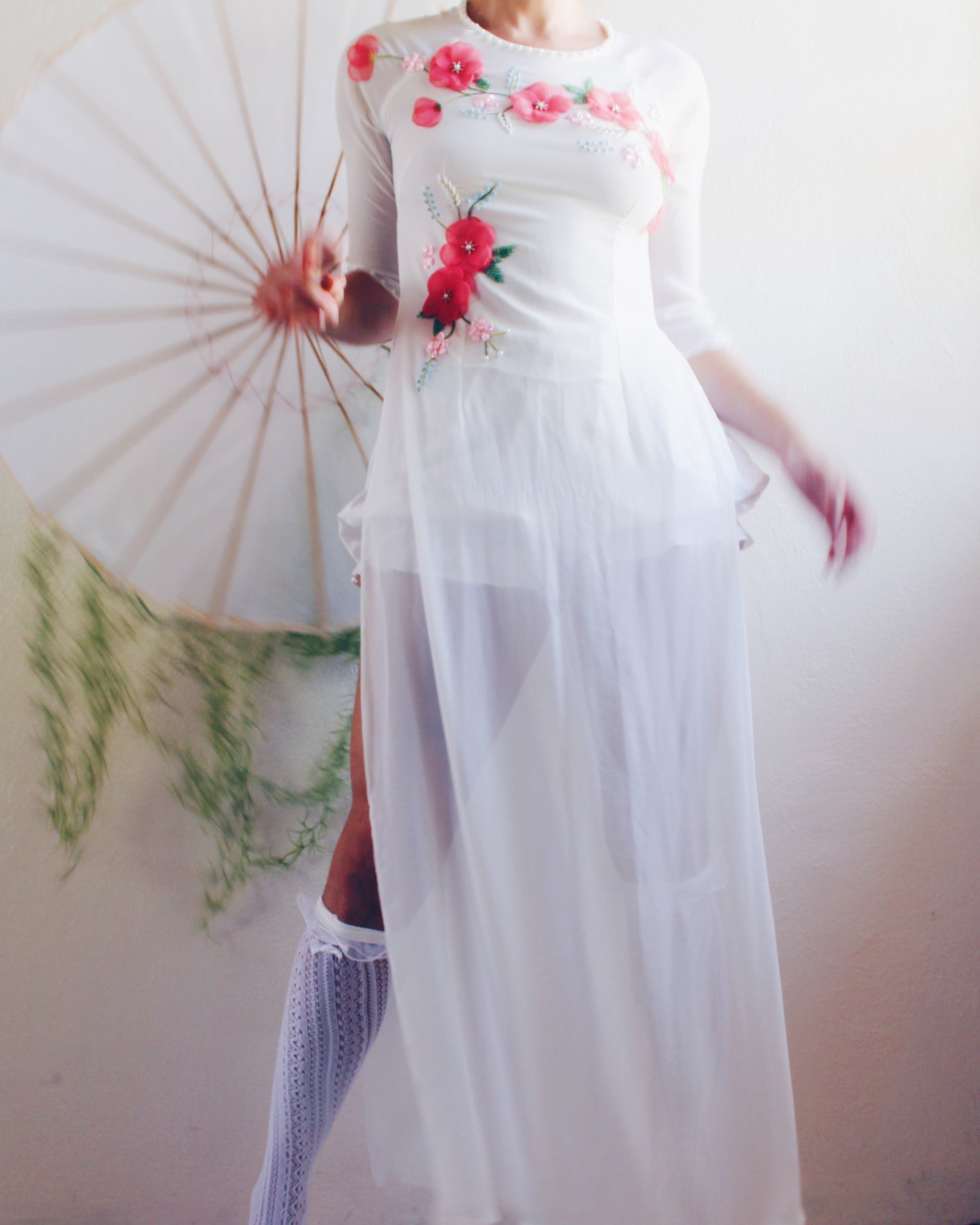 White Floral Appliqué Áo Dài Top – Spring Layering Tunic with Pink Blossoms