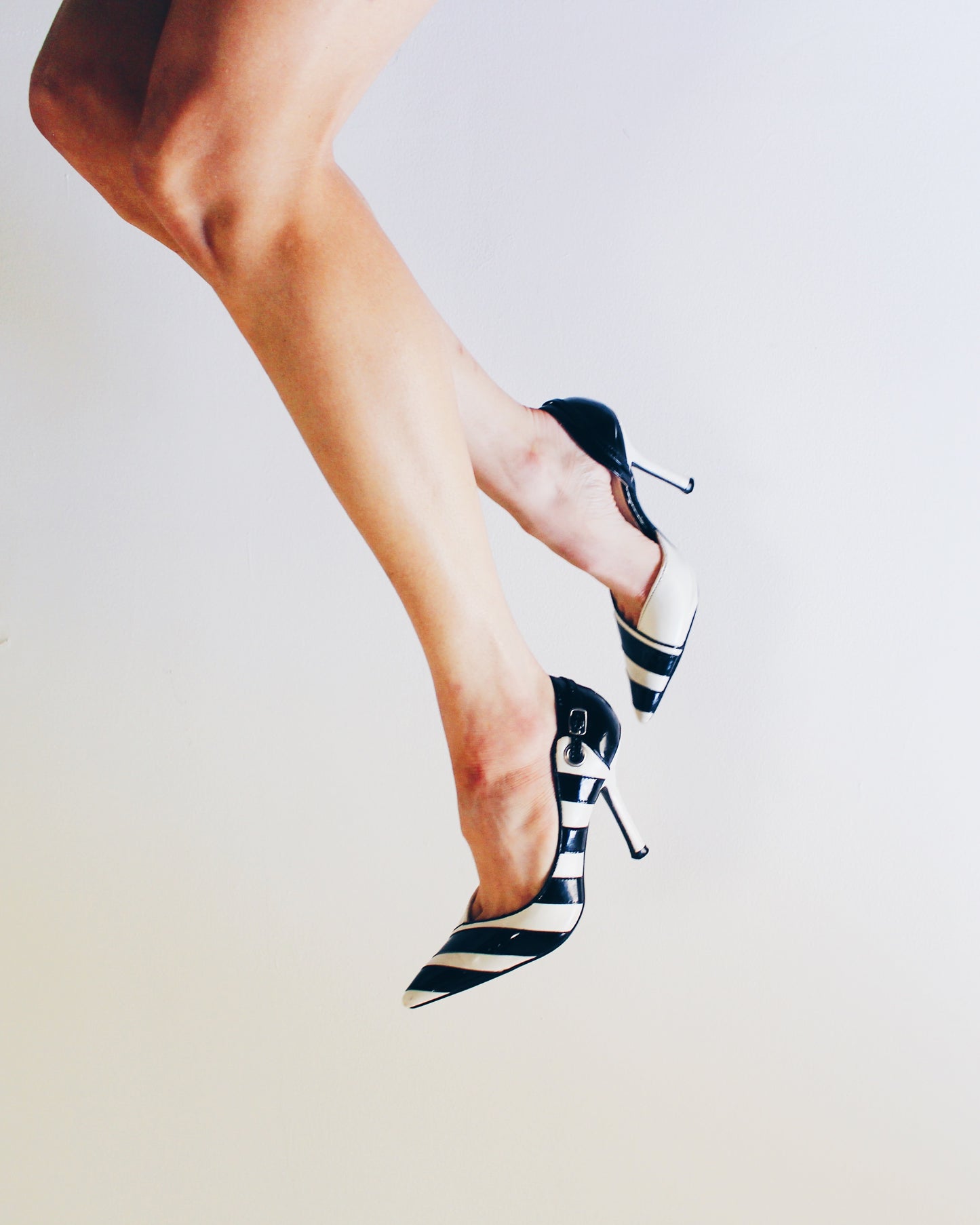 Vintage Y2K Black & White Striped Pointed‑Toe Stiletto Heels – 3″ Buckle Strap Statement Pumps