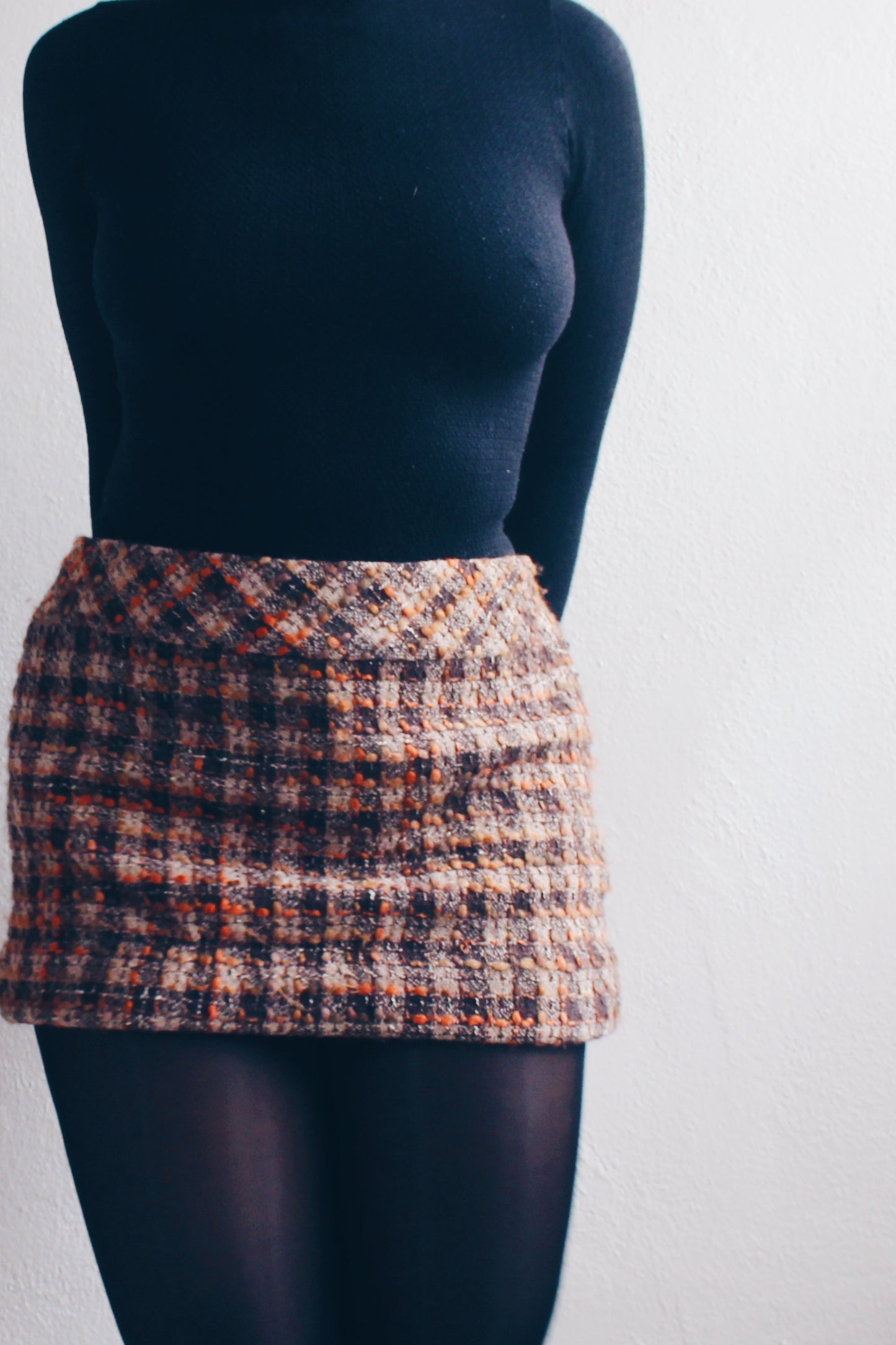 Taylor Swift Winter Style: Tweed Wool Mini Skirt - Winter-Perfect & Classic Chic!