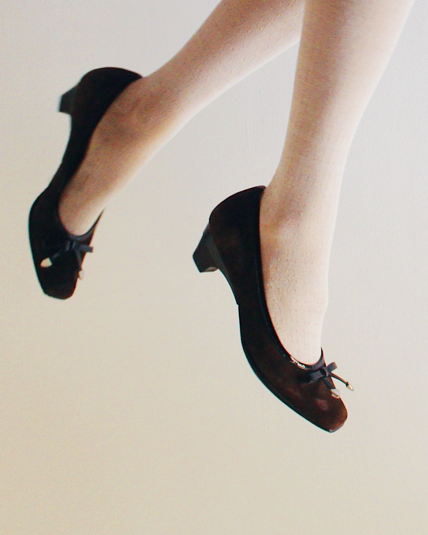 Vintage Sofft Brown Suede Kitten Heels – Y2K cute Bow Detail Scholarly Coquette Pumps