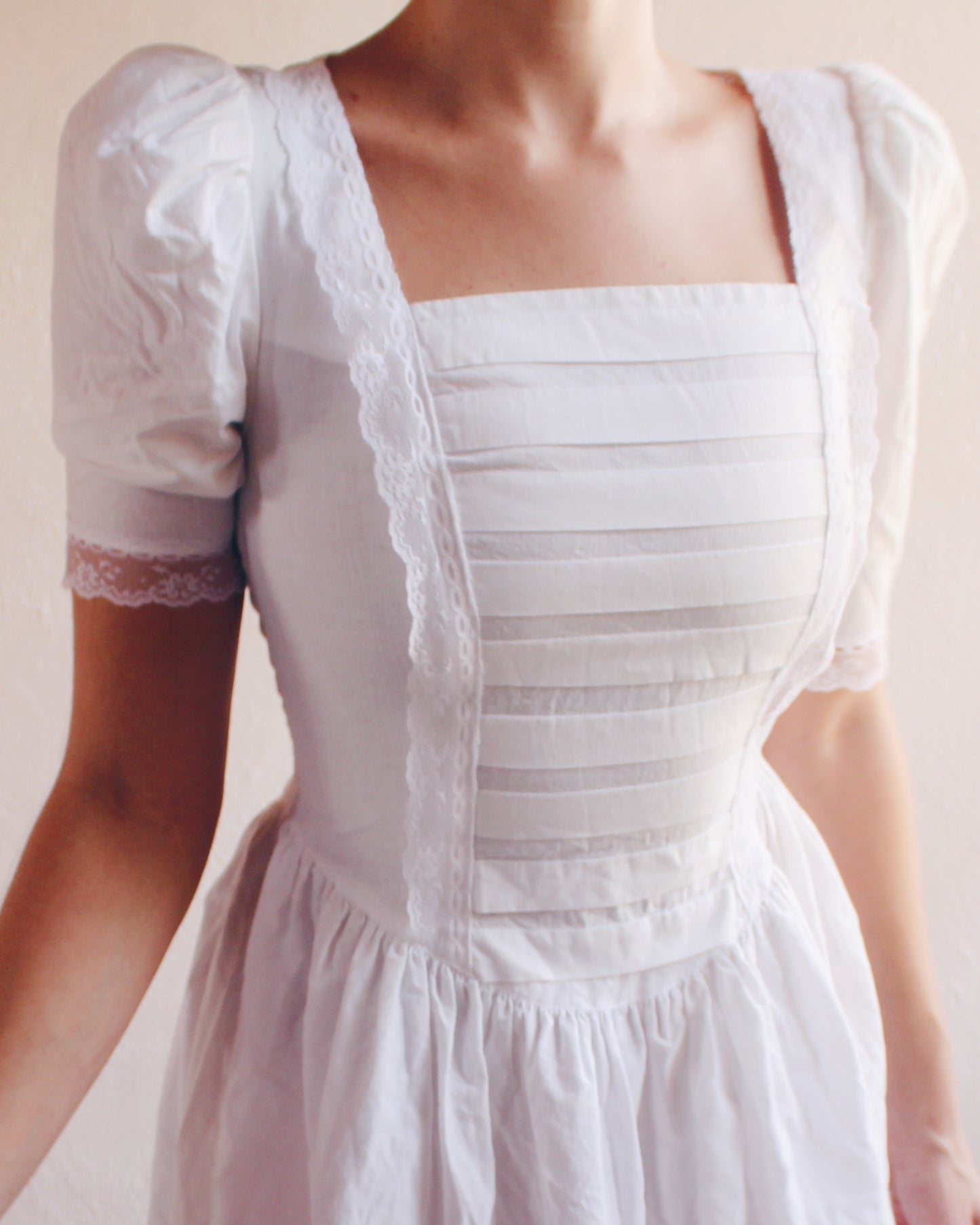 Vintage Gunne Sax White Cotton Prairie Dress with Nautical Flair and Lace Hem – Flattering Tailored Design