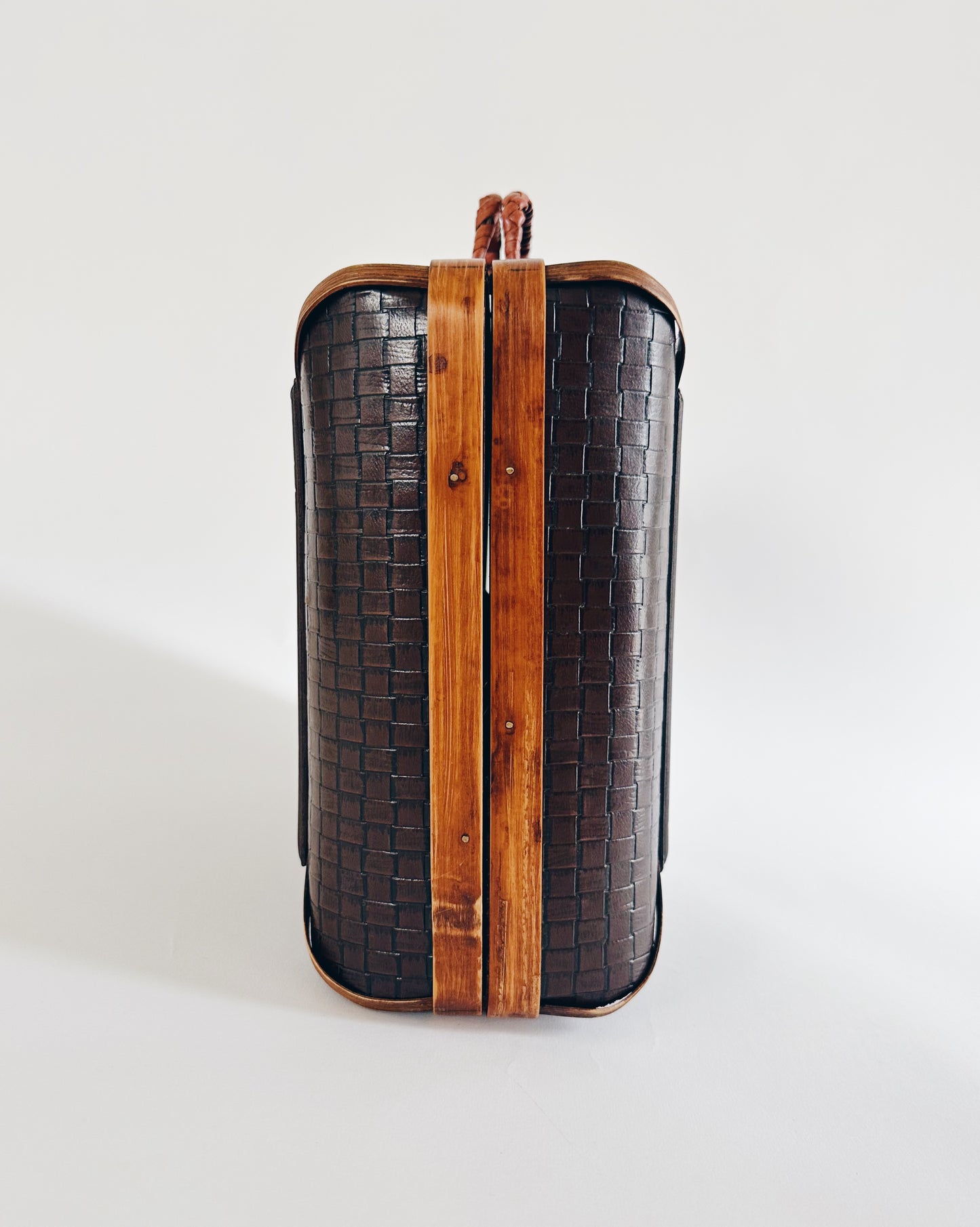 Timeless Charm: Vintage Wooden Purse – Your Antique Carrying Case of Style