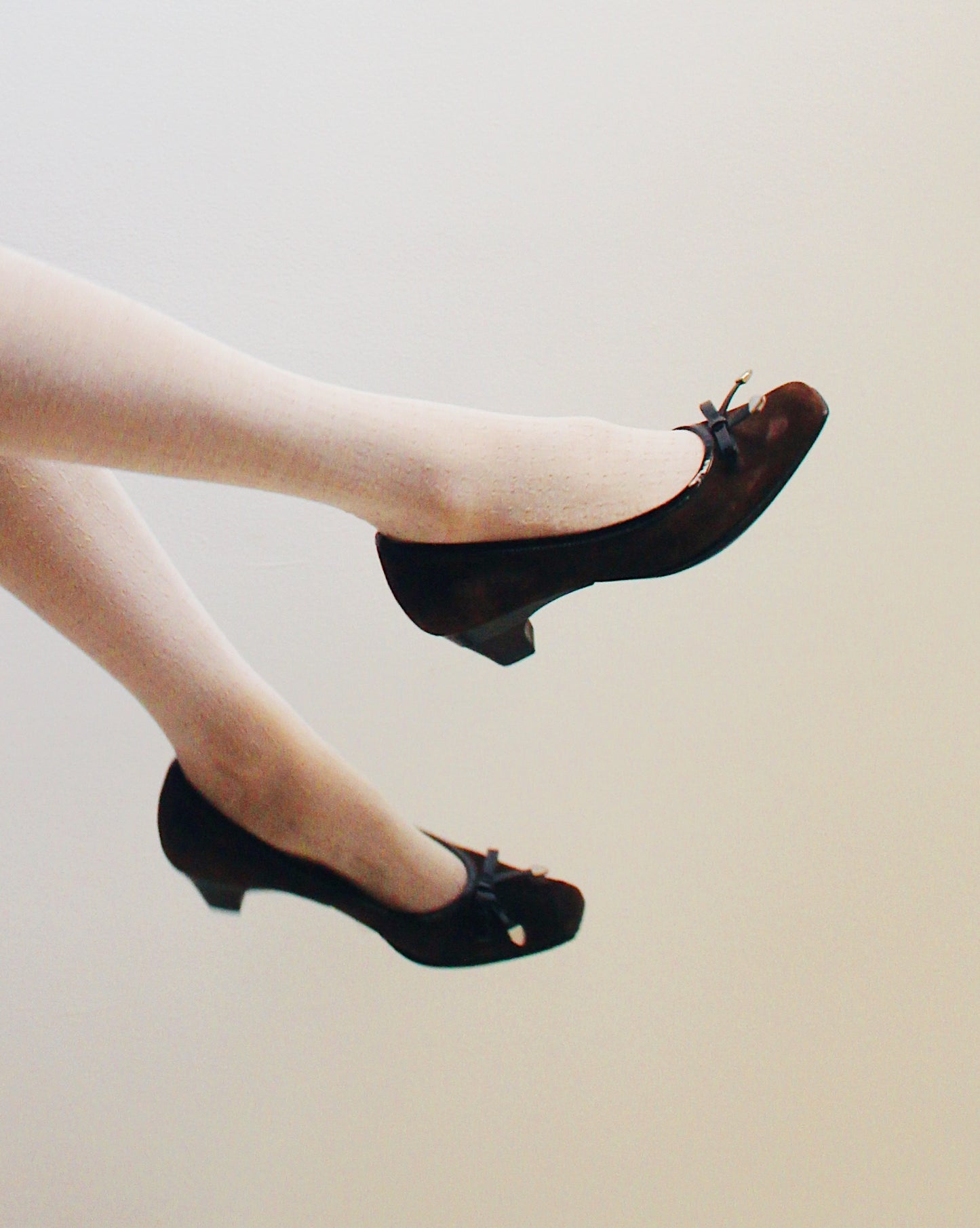 Vintage Sofft Brown Suede Kitten Heels – Y2K cute Bow Detail Scholarly Coquette Pumps