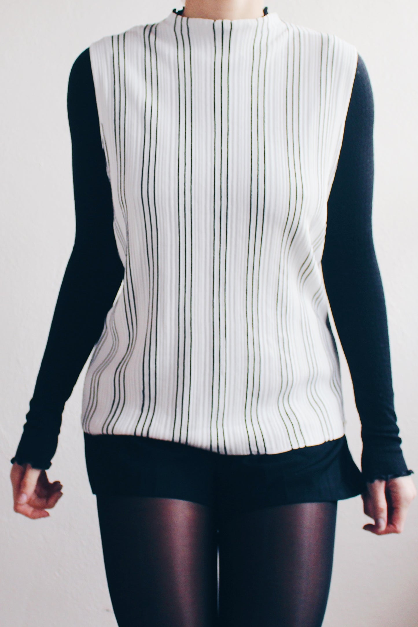 Mockneck Academic: Chic striped Sleeveless knit Top - Corporate 90s Minimalism