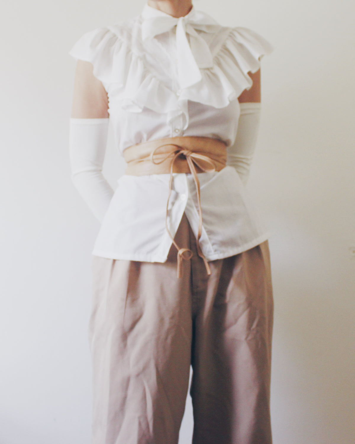 Vintage Victorian Style White Cotton Blouse Medium | 1970s-80s Bow Tie Collar Ruffle Top | Cottagecore Romantic Sleeveless top