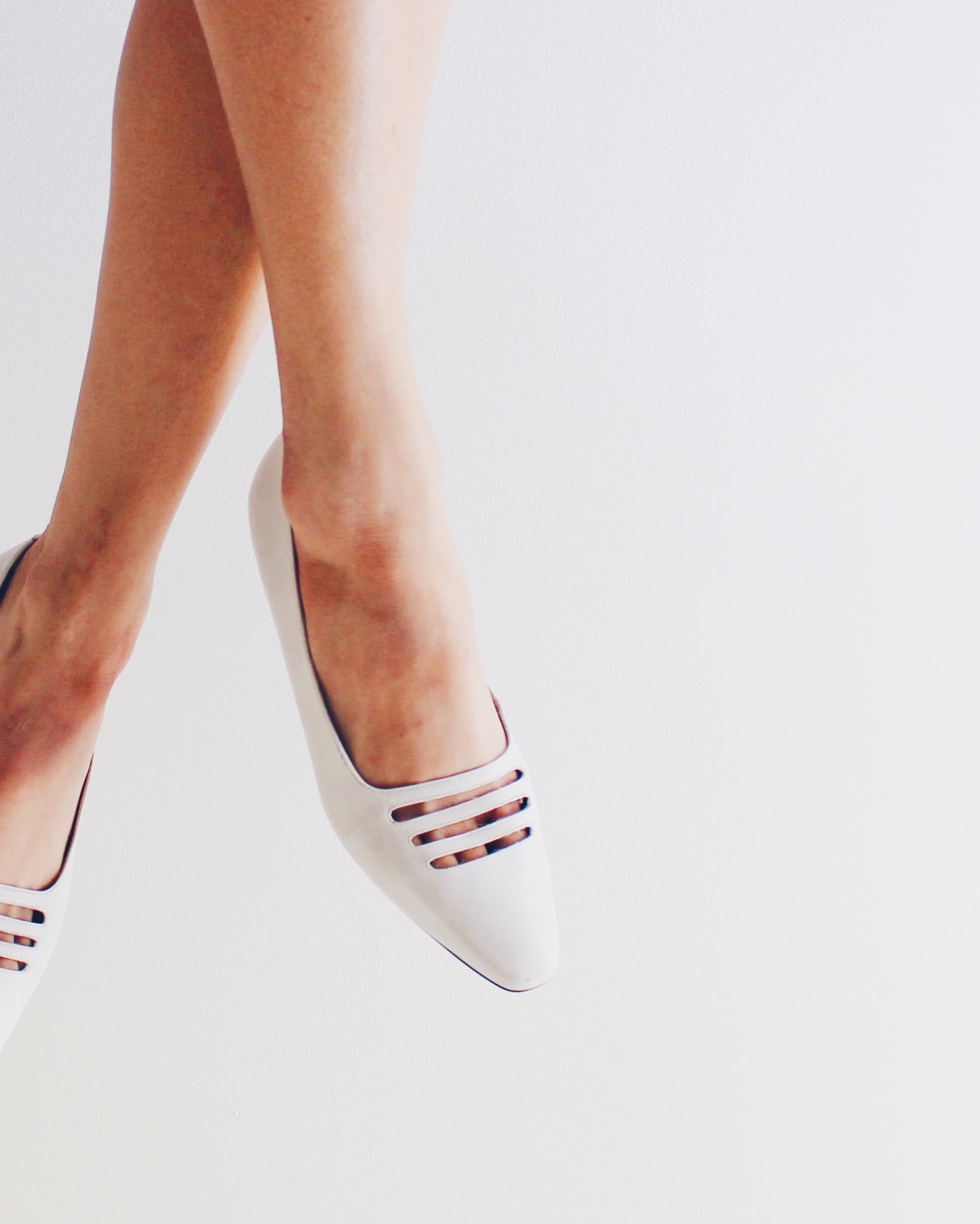 Vintage White Bandolino Kitten Heels • 90s Leather Cut-Out Pumps • Minimalist Officecore Shoes