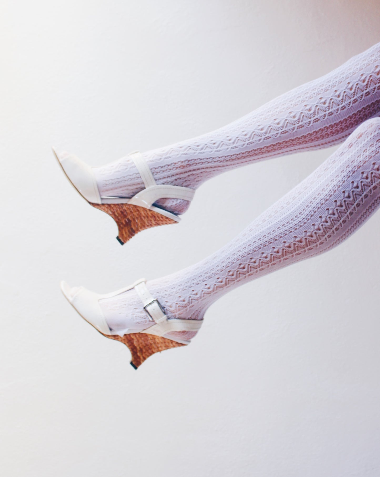 Vintage Y2K Franco Sarto White Leather Sandal Pumps with Woven Straw Heel – Chic Summer Heels