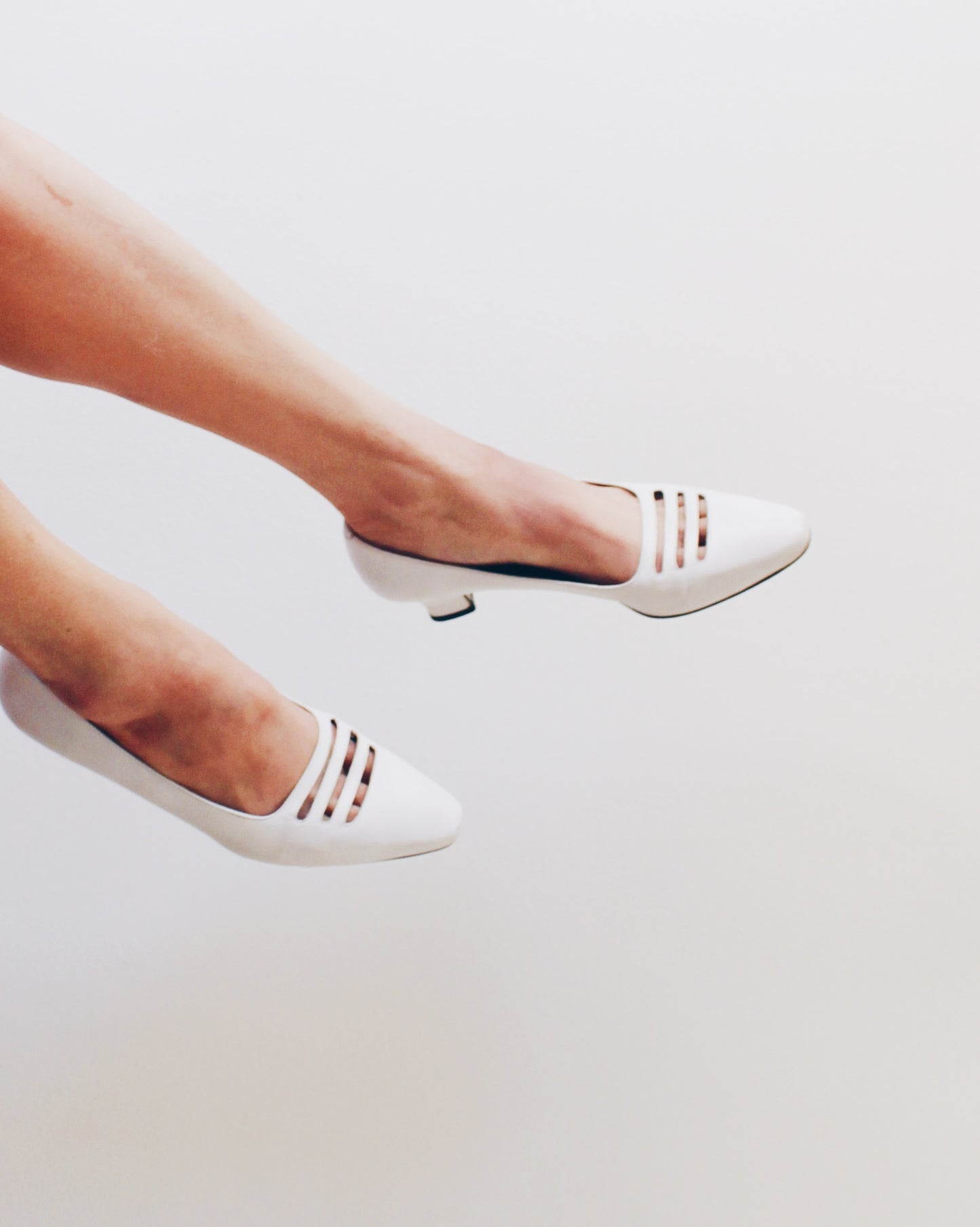 Vintage White Bandolino Kitten Heels • 90s Leather Cut-Out Pumps • Minimalist Officecore Shoes
