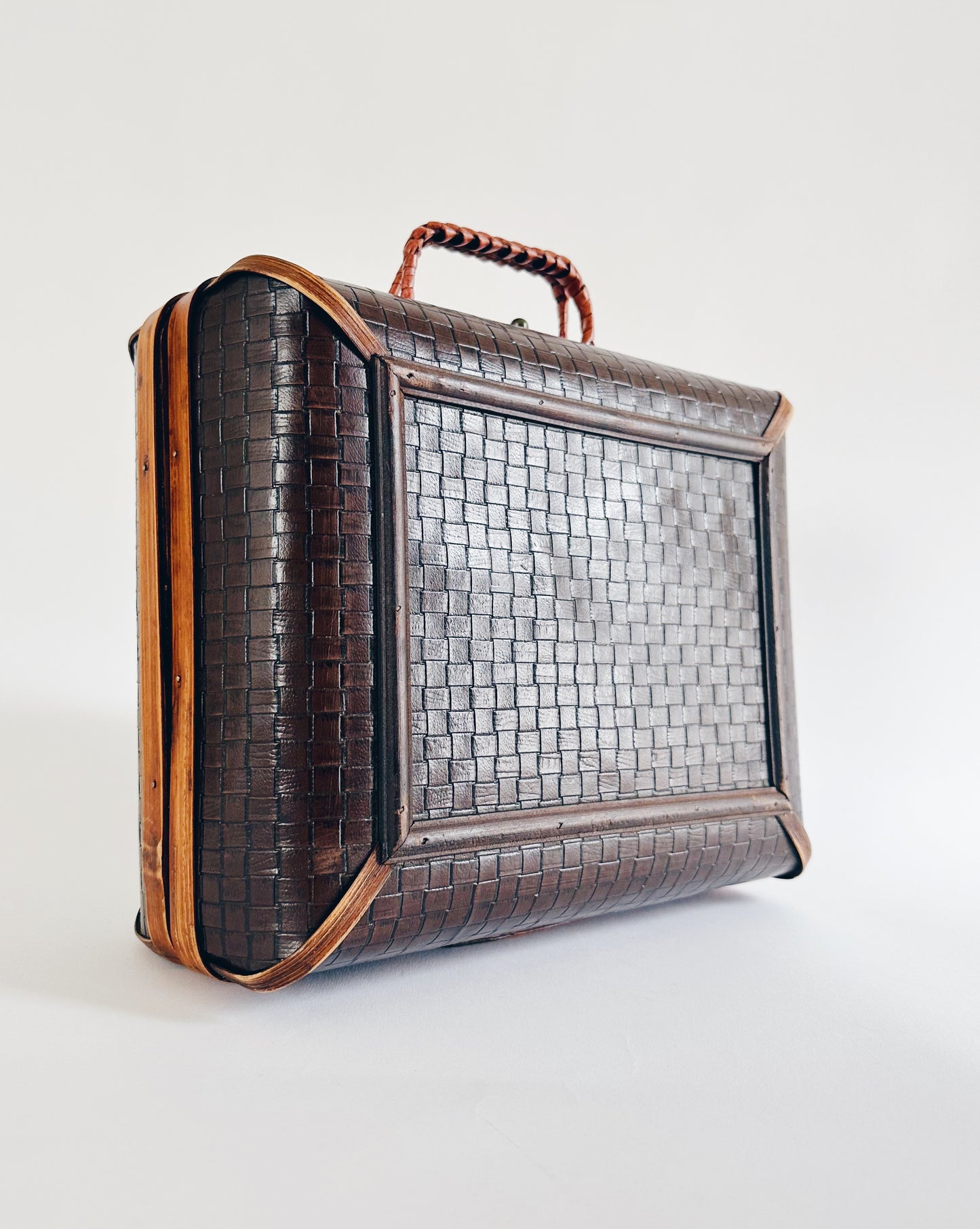 Timeless Charm: Vintage Wooden Purse – Your Antique Carrying Case of Style