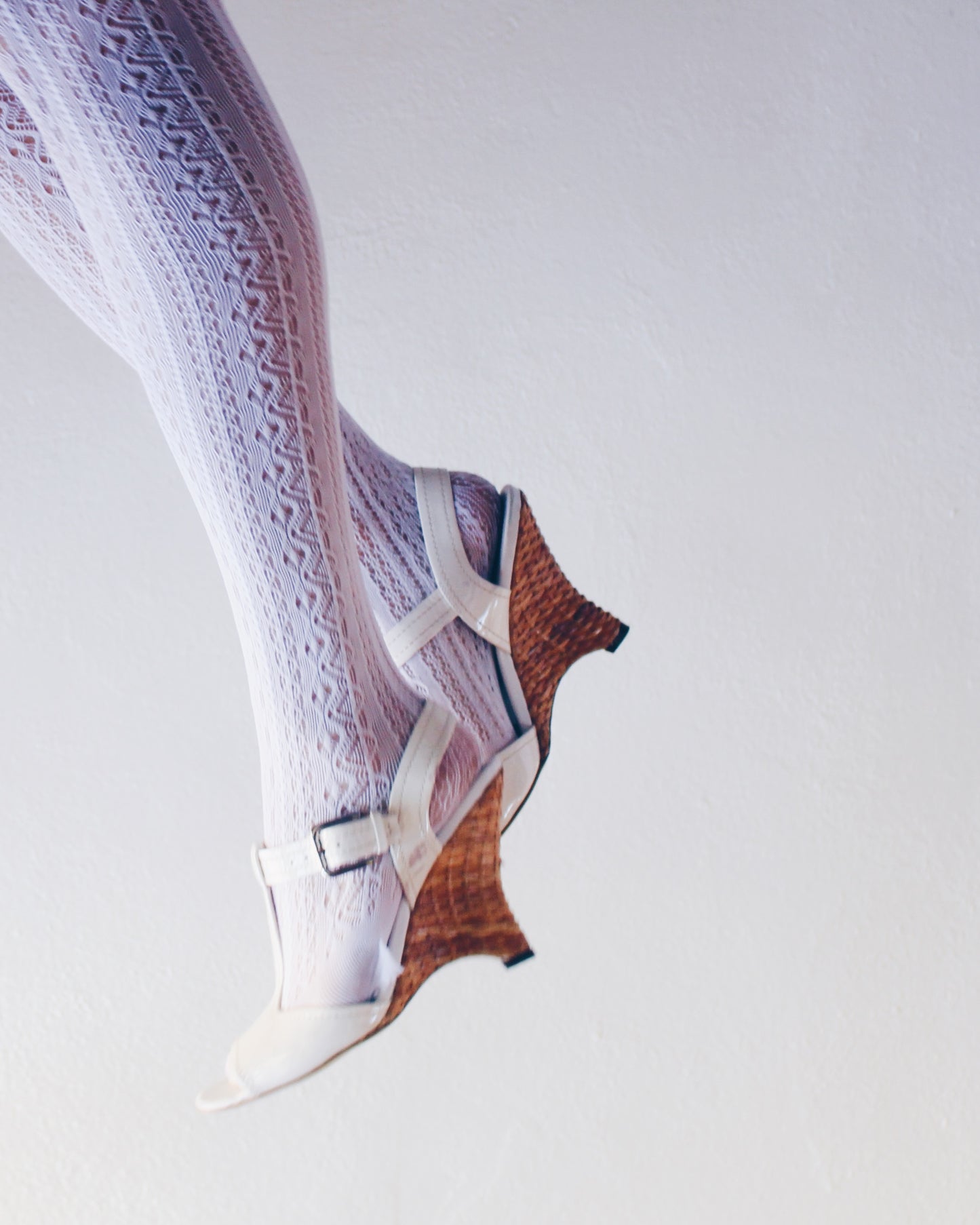 Vintage Y2K Franco Sarto White Leather Sandal Pumps with Woven Straw Heel – Chic Summer Heels
