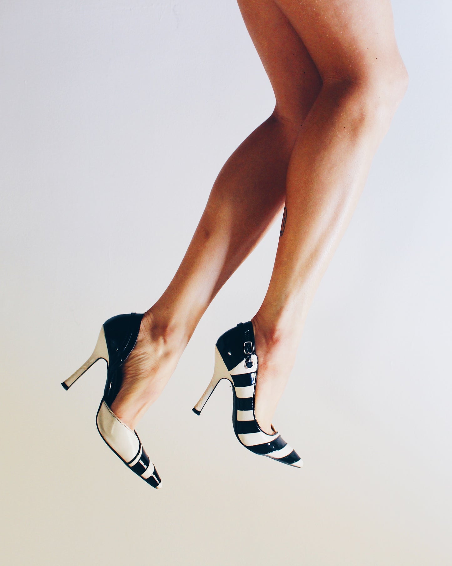 Vintage Y2K Black & White Striped Pointed‑Toe Stiletto Heels – 3″ Buckle Strap Statement Pumps