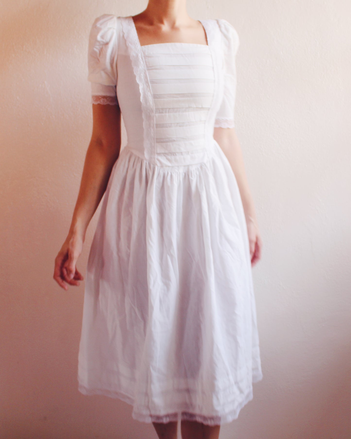 Vintage Gunne Sax White Cotton Prairie Dress with Nautical Flair and Lace Hem – Flattering Tailored Design