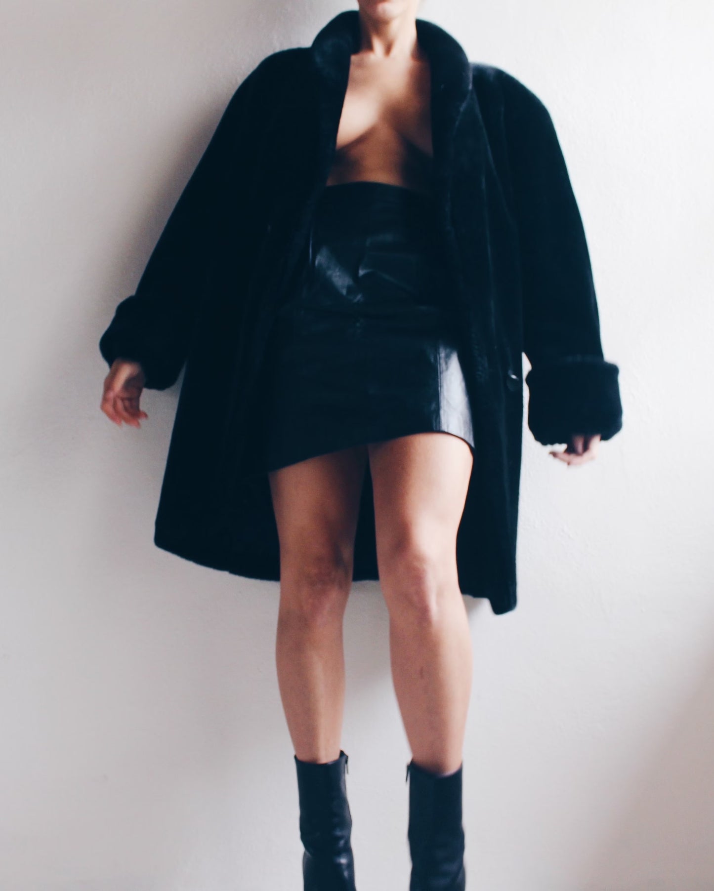 Vintage Glamour Redux: Black Faux Fur Coat for Your Retro-Chic Adventures