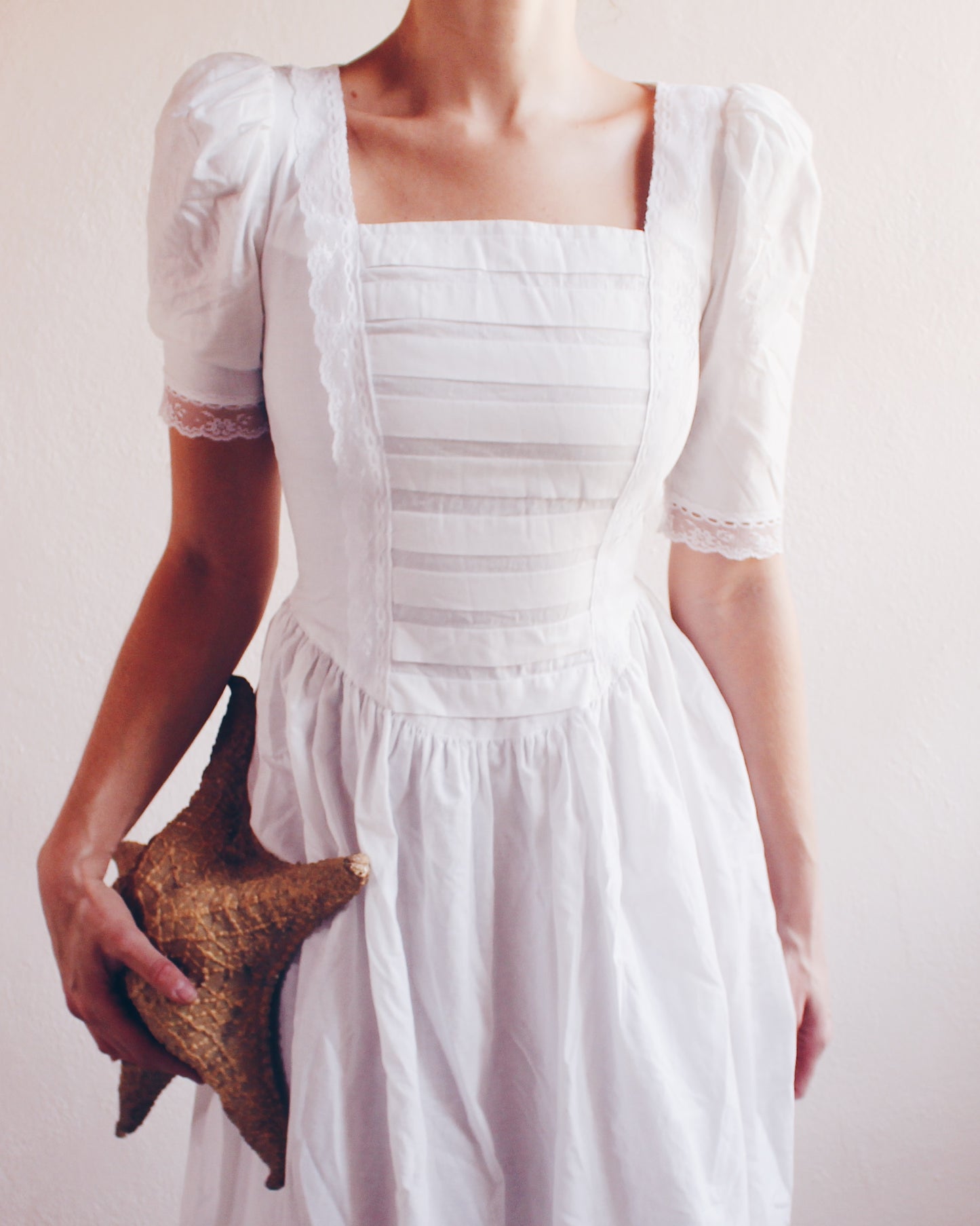 Vintage Gunne Sax White Cotton Prairie Dress with Nautical Flair and Lace Hem – Flattering Tailored Design