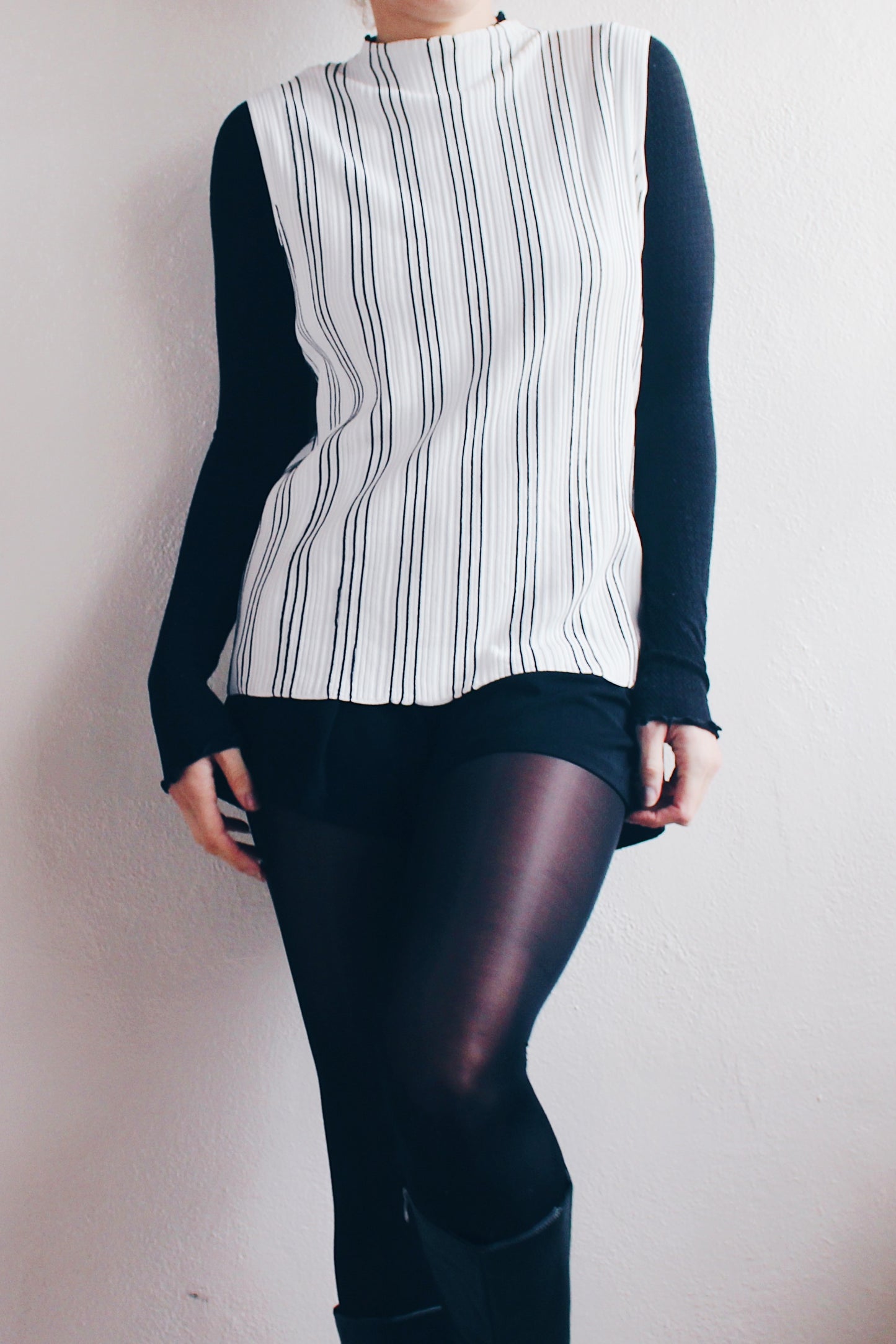 Mockneck Academic: Chic striped Sleeveless knit Top - Corporate 90s Minimalism