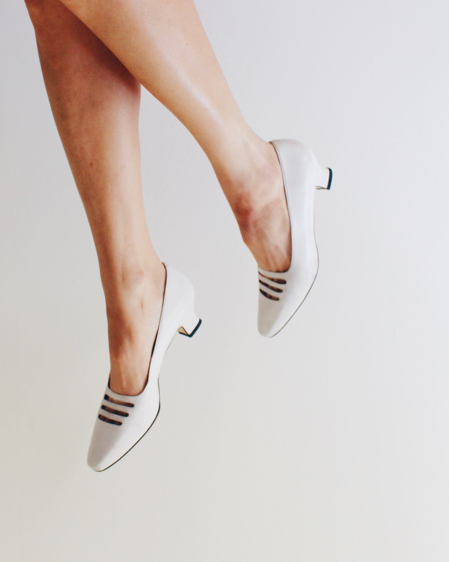 Vintage White Bandolino Kitten Heels • 90s Leather Cut-Out Pumps • Minimalist Officecore Shoes