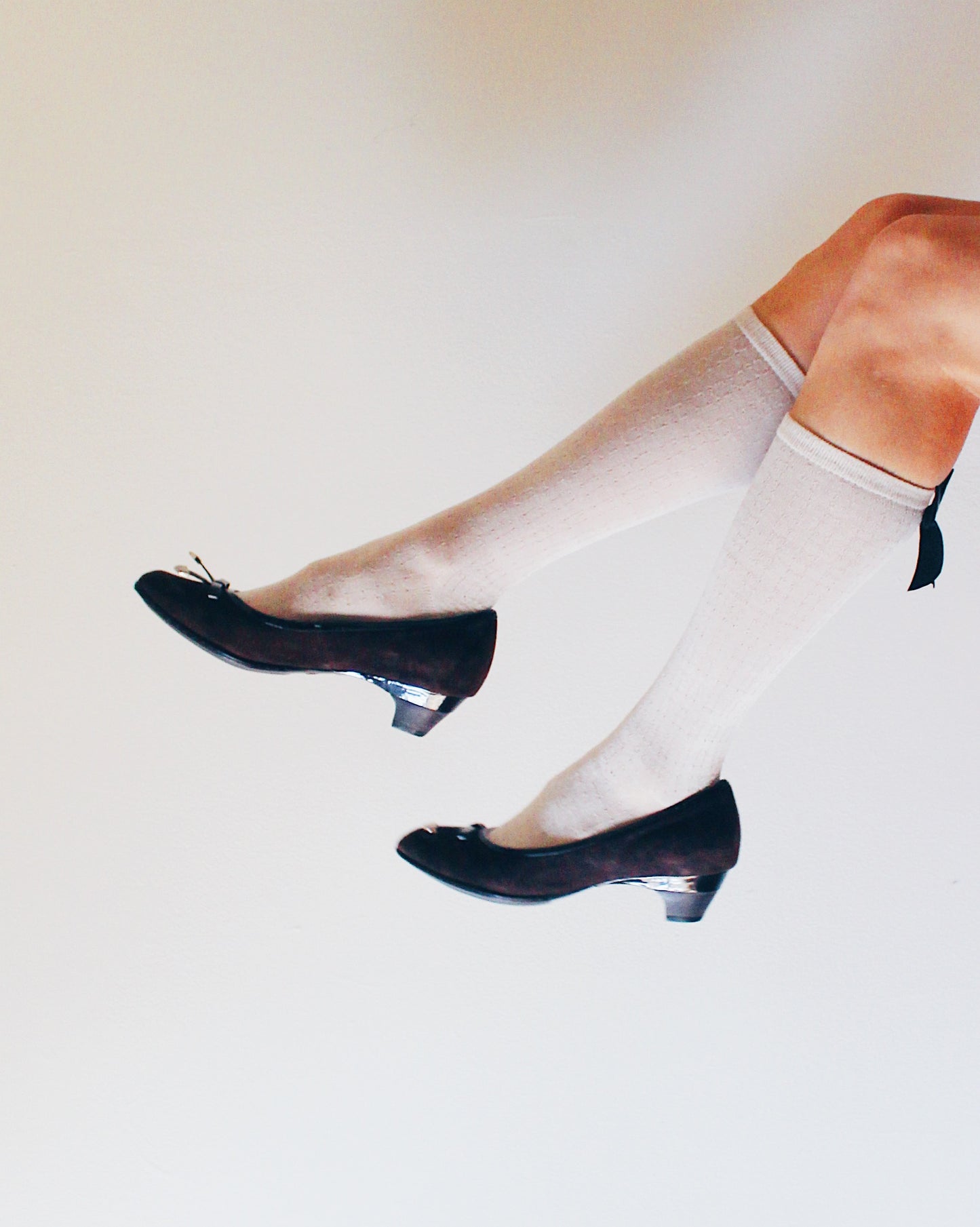 Vintage Sofft Brown Suede Kitten Heels – Y2K cute Bow Detail Scholarly Coquette Pumps