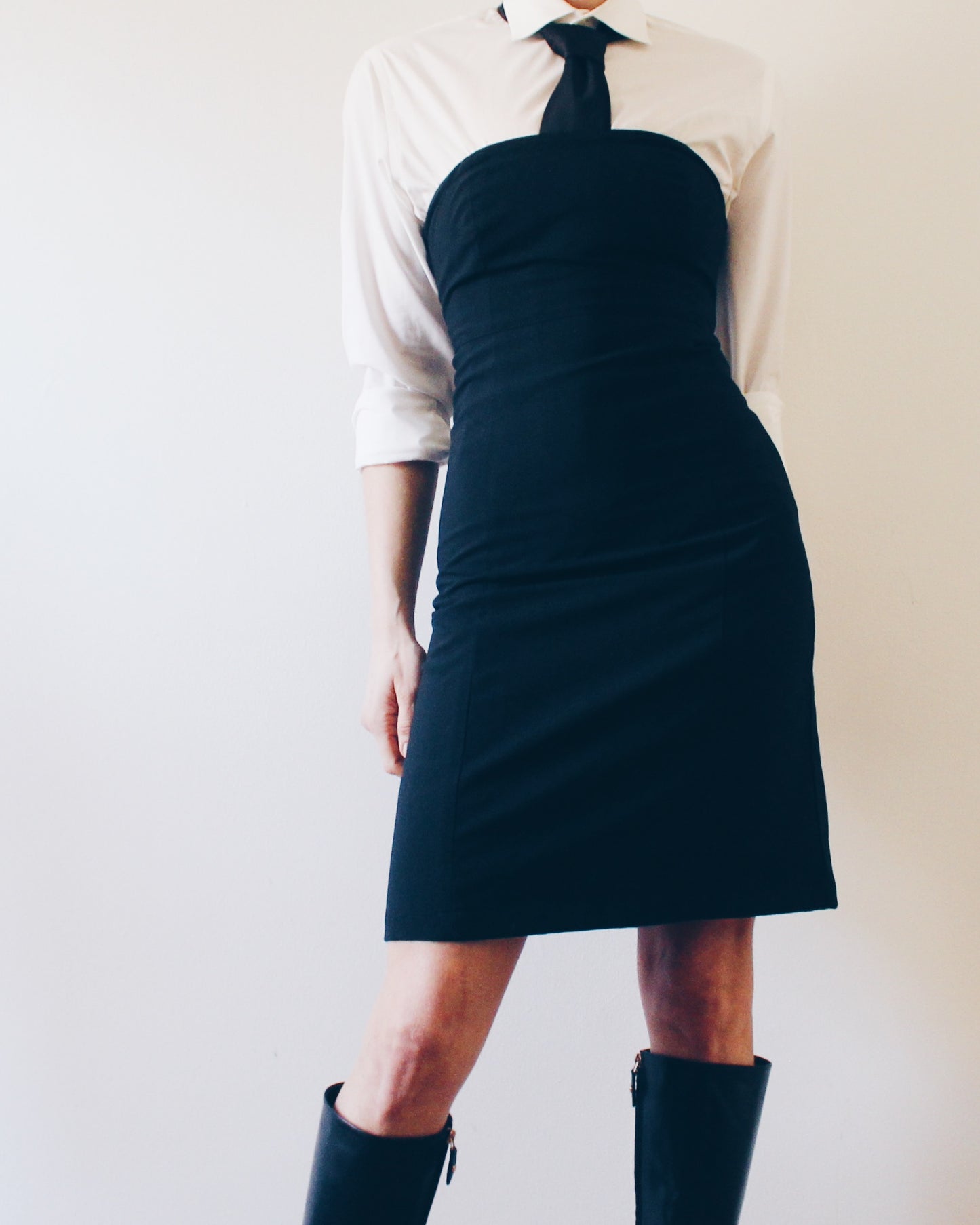 90s Chic Revival: Sleeveless Black Dress for Effortless Elegance / minimalist bodycon little black dress