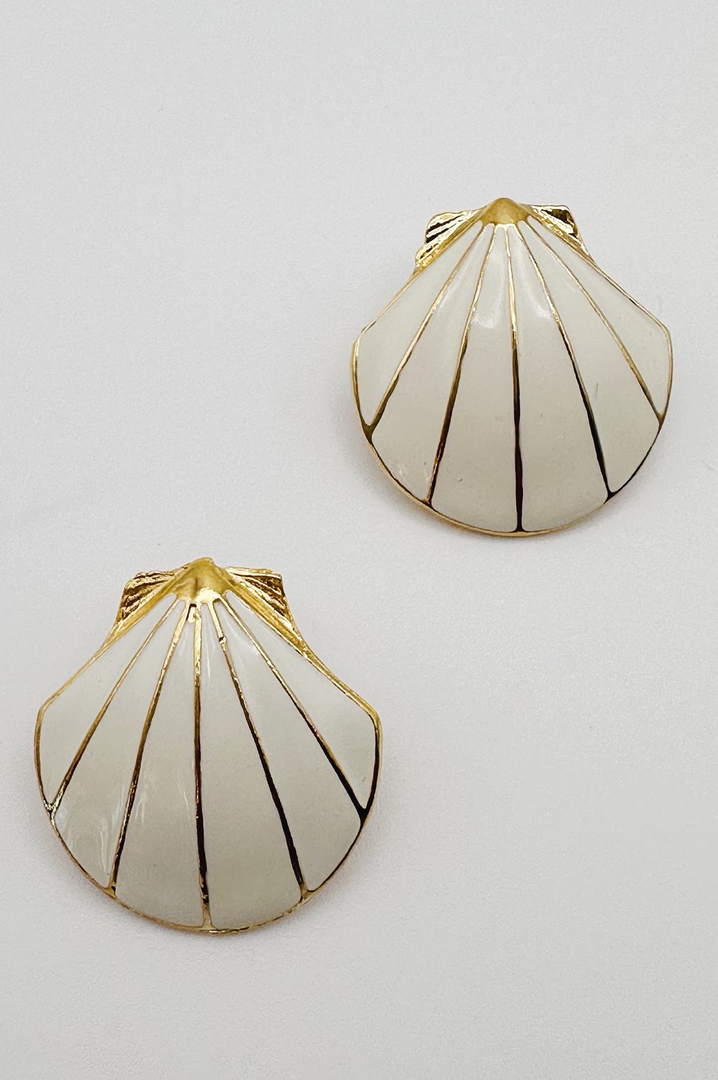 White Enamel Vintage Seashell Earrings / Gold Ivory Clam Shell Stud Earrings / Scallop Shaped 80s earrings