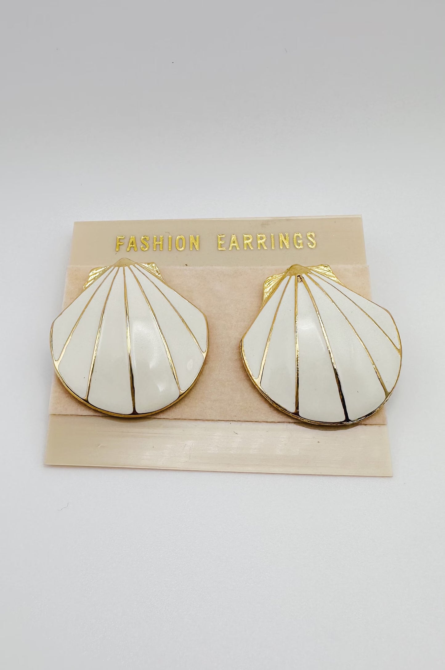 White Enamel Vintage Seashell Earrings / Gold Ivory Clam Shell Stud Earrings / Scallop Shaped 80s earrings