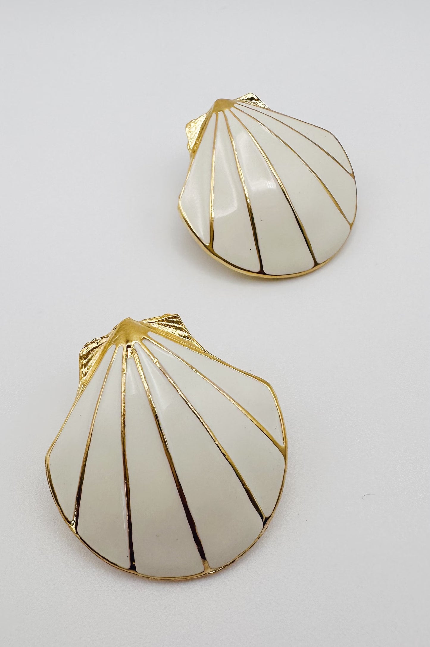 White Enamel Vintage Seashell Earrings / Gold Ivory Clam Shell Stud Earrings / Scallop Shaped 80s earrings