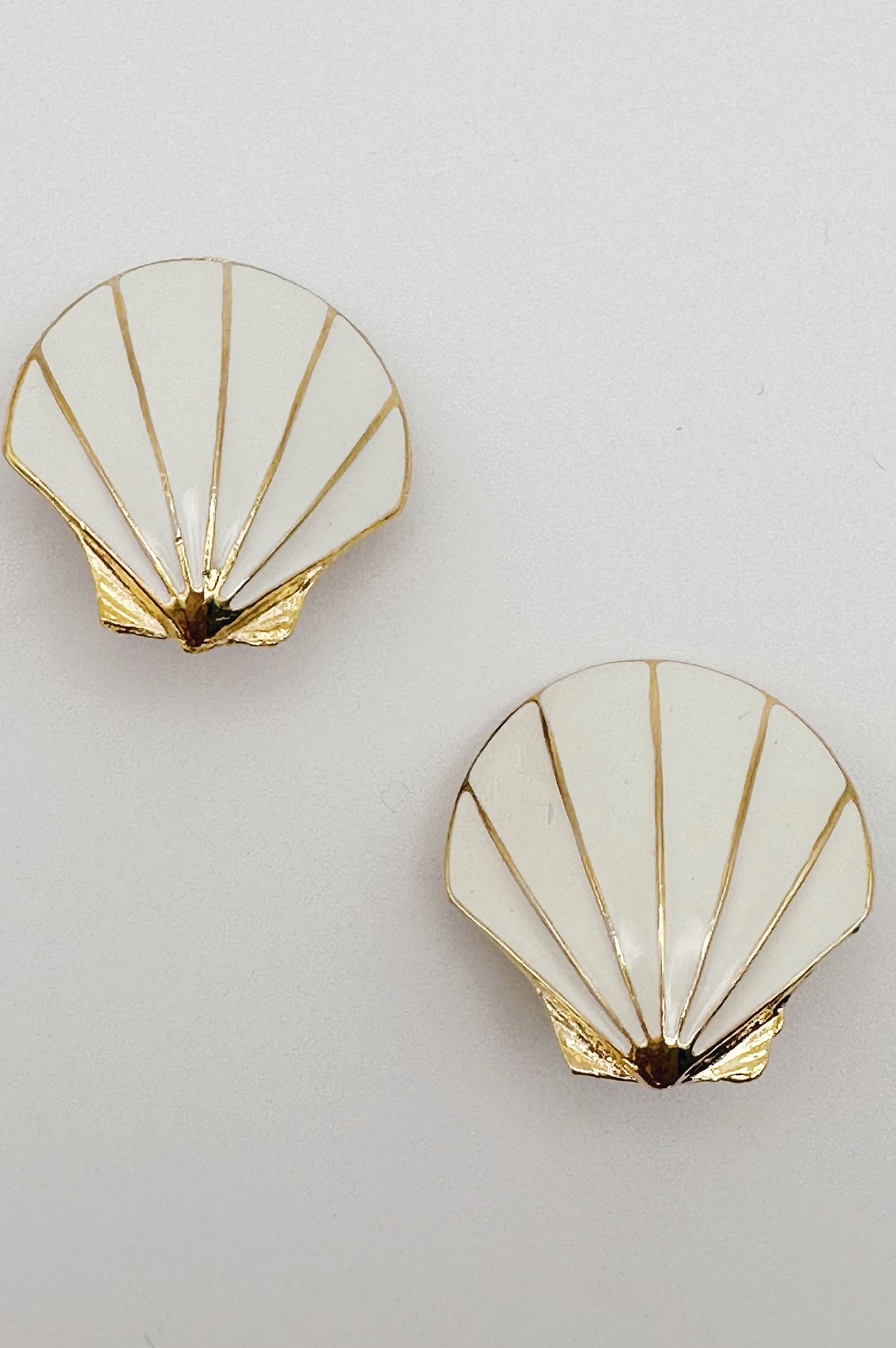 White Enamel Vintage Seashell Earrings / Gold Ivory Clam Shell Stud Earrings / Scallop Shaped 80s earrings