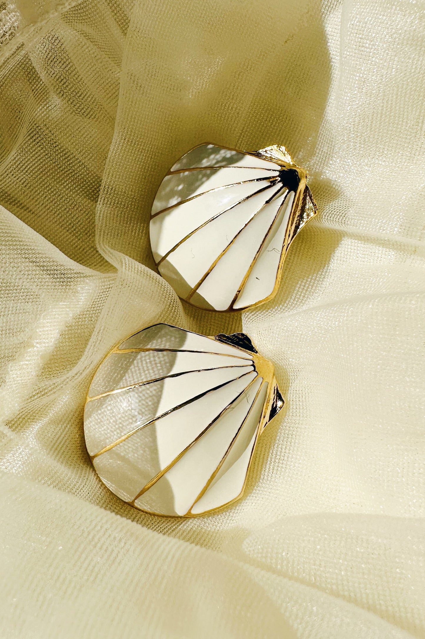 White Enamel Vintage Seashell Earrings / Gold Ivory Clam Shell Stud Earrings / Scallop Shaped 80s earrings